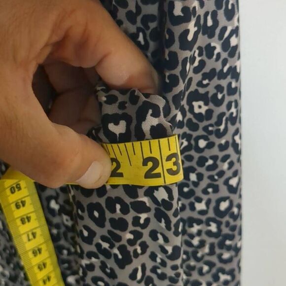 Anne Klein Gray Leopard Animal Print Button Front Blouse L Large - Picture 7 of 9